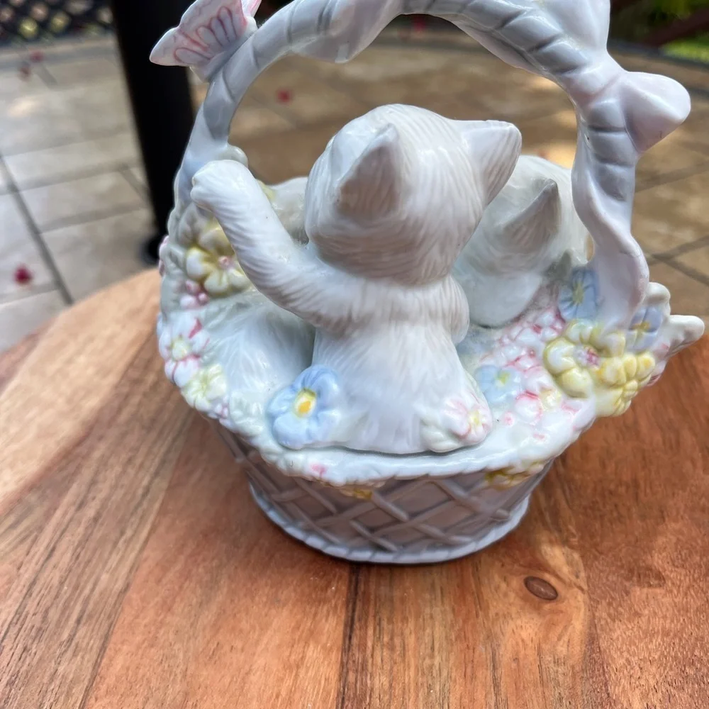 3 Kitty cats in basket porcelain Figurine vintage Collectible Decorative - Picture 5 of 9